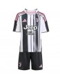 Billige Juventus Lloyd Kelly #6 Hjemmedraktsett Barn 2025-26 Kortermet (+ Korte bukser)